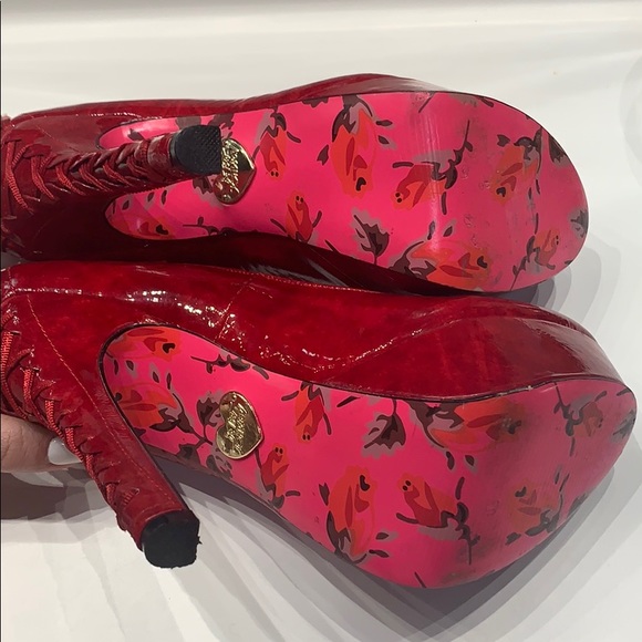 Red Heels - Picture 6 of 6